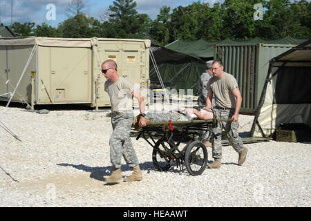 US-Armee Sanitäter Rollen einen Luft evakuierten Patienten aus einem Triage-Zelt, die Combat Support Krankenhaus (CSH) an die gemeinsame Readiness Training Center (JRTC), Fort Polk, Louisiana, 17. Juli 2012. Die CSH erhält Patienten über Luft-und Boden während JRTC 12-08 das medizinisches Personal in der Bekämpfung Patientenversorgung und aeromedical Evakuierung in einer simulierten Umgebung bekämpfen erzieht.  Senior Master Sergeant Kim Allain Stockfoto