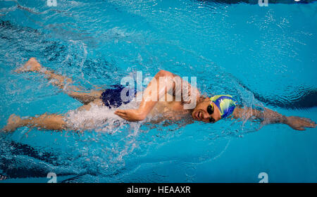 Staff Sgt Christian Perryman, 559th Aerospace Medical Squadron Volksgesundheit Techniker, San Antonio, Texas geboren, beteiligt sich an einem Wettbewerb schwimmen während der 2015 Air Force Verwundeten Krieger Versuche innerhalb der Buchanan Schwimmhalle auf dem Campus der University of Nevada Las Vegas, Nevada, 1. März 2015. Die Air Force-Studien sind eine adaptive Sport-Event zur Förderung der geistige und körperliche Wohlbefinden von schwer Kranken und verletzten Militärangehörige und Veteranen. Mehr als 105 verwundet, werden kranke oder verletzte Soldaten und Soldatinnen vom ganzen Land um einen Platz auf der 2015 US Air konkurrieren. Stockfoto