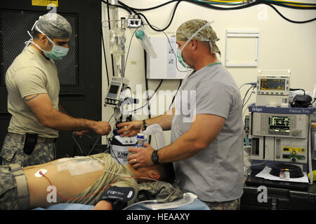 U.S. Army Major Mohammad Shah, links, einen Arzt am Walter Reed Medical Center, Maryland, und klinische Krankenschwester Captain Greg Phillips, 115. Combat Support Hospital, Fort Polk, Louisiana, 10. Oktober 2012 Patienten Anästhesie während fiktive Bewegungen des Patienten an die gemeinsame Readiness Training Center (JRTC), Combat Support Hospital (CSH), in Alexandria, Louisiana, zu verwalten. Die CSH erhält Patienten über Luft-und Boden während JRTC 13-01 die medizinisches Personal in der Bekämpfung Patientenversorgung und aeromedical Evakuierung in einer simulierten Umgebung bekämpfen erzieht.  Senior MSgt. Kim Allain Stockfoto