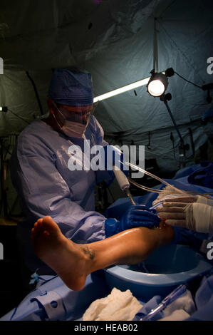 US Army 1st Lt. Bryan Malone, 240. vorwärts Operationsteam, Fort Bragg, N.C., bereitet ein Schauspielpatienten Bein Chirurgie während eines Feld-Trainings an der gemeinsamen Readiness Training Center (JRTC), Fort Polk, Louisiana, 15. Oktober 2012. JRTC 13-01 dient zur Vorbereitung und US militärischen Service-Mitglieder für Bereitstellungen in den Nahen Osten zu erziehen.  Staff Sgt Matthew Smith Stockfoto