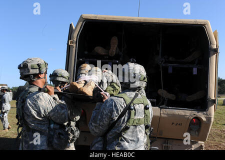 US-Armee Sanitäter entlasten einen verwundeten Soldat von einem Feld Ambulanz außerhalb Charlie Unternehmen Meds, Feld Base Geronimo, während einer simulierten Bodenangriff, Joint Readiness Training Center (JRTC), Fort Polk, Louisiana, 18. Oktober 2012. JRTC 13-01 erzieht Personal in der Bekämpfung Patientenversorgung und aeromedical Evakuierung in einer simulierten Umgebung bekämpfen.  Senior MSgt. Kim Allain Stockfoto
