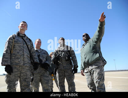 Senior Master Sgt. Lavar M. Jordan, Beobachter/Controller, Trainer, 514. Aeromedical Evakuierung-Geschwader, gemeinsame Basis McGuire-Dix-Lakehurst, New Jersey, weist US Air Force medizinisches Personal aus den Joint Readiness Training Center in Fort Polk, Louisiana, auf die Rampe und Flugzeuge in Alexandria, Louisiana, 19. Februar 2013. Service-Mitglieder am JRTC 13 / 04 sind in Bekämpfung Patientenversorgung und aeromedical Evakuierung in einer simulierten Kampf Umgebung ausgebildet.  Senior Master Sergeant Kim Allain) Stockfoto