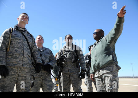 Senior Master Sgt. Lavar M. Jordan, Observer/Controller, Trainer, 514. Aeromedical Evakuierung-Geschwader, gemeinsame Basis McGuire-Dix-Lakehurst, New Jersey, weist US Air Force medizinisches Personal von Joint Readiness Training Center (JRTC), Fort Polk, Louisiana, auf die Rampe und Flugzeuge in Alexandria, Louisiana, 19. Februar 2013. Service-Mitglieder am JRTC 13 / 04 sind in Bekämpfung Patientenversorgung und aeromedical Evakuierung in einer simulierten Kampf Umgebung ausgebildet.  Senior MSgt. Kim Allain Stockfoto