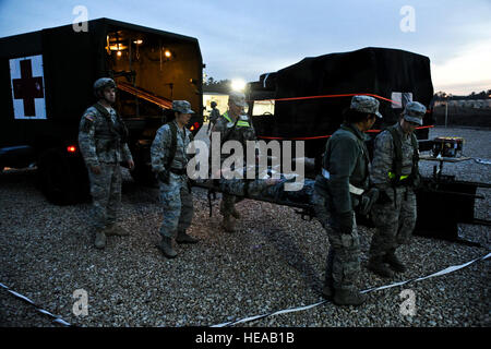 US-Piloten und Soldaten darauf vorbereiten, hochladen, techn. Sgt David Barrett, 439th Kommunikation Geschwader Westover Air Reserve Base, Massachusetts, einen simulierten verletzten Patienten für den Transport, die Combat Support Krankenhaus (CSH) am Joint Readiness Training Center (JRTC), Fort Polk, Louisiana, 21. Februar 2013. Service-Mitglieder am JRTC 13 / 04 sind in Bekämpfung Patientenversorgung und aeromedical Evakuierung in einer simulierten Kampf Umgebung ausgebildet.   Techn. Sgt Joselito G. Aribuabo /) Stockfoto