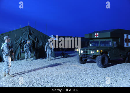 Soldaten der US-Armee dienen zur Sicherung einen eingehenden Feld Krankenwagen an der Ausfahrt des Bereichs Triage nach einem frühen Angriff außerhalb der Mobile Aeromedical Staging Einrichtung im Joint Readiness Training Center, Fort Polk, Louisiana, 23. Februar 2013. JRTC 13 / 04 klärt medizinisches Personal in der Bekämpfung Patientenversorgung und aeromedical Evakuierung in einer simulierten Umgebung bekämpfen.  Senior Master Sergeant Kim Allain) Stockfoto