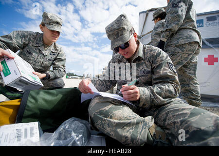 US Air Force 1st Lt. Erin Wood und Staff Sgt Suzanne Attridge, 18. Aeromedical Evakuierung-Geschwader, Kadena Air Base, Okinawa, Japan, Inventar medizinische liefert im Joint Readiness Training Center, Fort Polk, Louisiana, 18. Februar 2013. Service-Mitglieder am JRTC 13 / 04 sind in Bekämpfung Patientenversorgung und aeromedical Evakuierung in einer simulierten Kampf Umgebung ausgebildet.  Techn. Sgt John R. Nimmo Sr.) Stockfoto