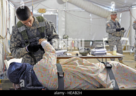 US Army Spc. Maxwell Farmwell Stichwörter 328. Combat Support Hospital (CSH) eine simulierte schwanger Rollenspieler für die Aufnahme in die CSH auf die gemeinsame Readiness Training Center (JRTC), Fort Polk, Louisiana, 20. Februar 2013. Service-Mitglieder am JRTC 13 / 04 sind in Bekämpfung Patientenversorgung und aeromedical Evakuierung in einer simulierten Kampf Umgebung ausgebildet.  Techn. Sgt. Francisco V. Govea II / veröffentlicht) Stockfoto