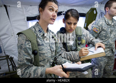 US Air Force Captain Jennifer Sallee, aeromedical Liaison Team (AELT) und US Army Staff Sgt Nancy Gonzalez, Chef Ward Meister aufnehmen Patientendaten an die gemeinsame Readiness Training Center (JRTC), Fort Polk, Louisiana, 20. Februar 2013. Sallee ist ein Flug-Krankenschwester mit 36. Aeromedical Evakuierung-Geschwader, Papst Army Airfield, Fayetteville, NC und Gonzalez ist mit dem 328. Combat Support Hospital, ft. Douglas, Utah. Service-Mitglieder am JRTC 13 / 04 sind in Bekämpfung Patientenversorgung und aeromedical Evakuierung in einer simulierten Kampf Umgebung ausgebildet.  Techn. Sgt John R. Nimmo, Sr. /) DIGITAL Stockfoto