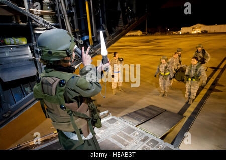 US Air Force 1st Lt. Erin Wood, medizinische Crew Direktor, 18. Aeromedical Evakuierung-Geschwader, Kadena Air Base, Japan, nutzt Handzeichen, das Laden von Simulationspatienten auf eine c-130 Hercules-Flugzeuge in Alexandria, Louisiana, 22. Februar 2013, zur Unterstützung der Joint Readiness Training Center (JRTC) aeromedical Evakuierungstraining zu kontrollieren. Service-Mitglieder am JRTC 13 / 04 sind in Bekämpfung Patientenversorgung und aeromedical Evakuierung in einer simulierten Kampf Umgebung ausgebildet.  Techn. Sgt John R. Nimmo, Sr. /) DIGITAL Stockfoto