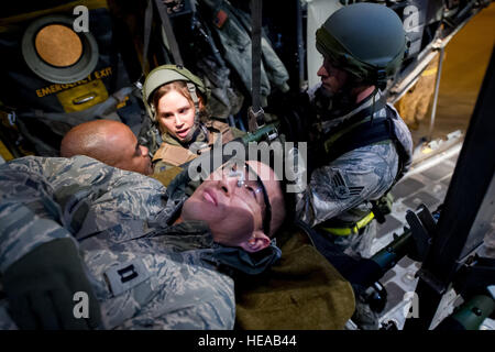 US Air Force Captain Samuel Lee, Public Affairs Officer 4. bekämpfen Kamera Squadron, März Air Reserve Base, Kalifornien, Rolle spielt einen simulierten Patienten als medizinisches Personal die Höhe der Wurf-Unterstützung-Kleiderbügel an Bord einer c-130 Hercules-Flugzeuge in Alexandria, Louisiana, 22. Februar 2013, zur Unterstützung der Joint Readiness Training Center (JRTC) aeromedical Evakuierungstraining anpassen. Service-Mitglieder am JRTC 13 / 04 sind in Bekämpfung Patientenversorgung und aeromedical Evakuierung in einer simulierten Kampf Umgebung ausgebildet.  Techn. Sgt John R. Nimmo, Sr. /) DIGITAL Stockfoto