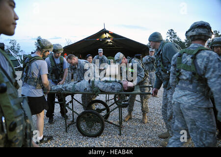 Soldaten der US-Armee mit dem 328. Combat Support Hospital entladen verwundeten US Air Force Staff Sgt David Munton, 628th Medical Group von einer Ambulanz für Triage nach einem simulierten indirektes Feuer-Angriff auf die Mobile Aeromedical Evakuierung Inszenierung Anlage im Joint Readiness Training Center, Fort Polk, Louisiana, 23. Februar 2013. Service-Mitglieder am JRTC 13 / 04 sind in Bekämpfung Patientenversorgung und aeromedical Evakuierung in einer simulierten Kampf Umgebung ausgebildet.  Techn. Sgt. Francisco V. Govea II / veröffentlicht) Stockfoto