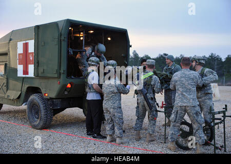 Soldaten der US-Armee mit dem 328. Combat Support Hospital entladen verwundeten US Air Force Staff Sgt David Barrett, 439th Kommunikation Geschwader von einem Krankenwagen für Triage nach einem simulierten indirektes Feuer-Angriff auf die Mobile Aeromedical Evakuierung Inszenierung Anlage im Joint Readiness Training Center, Fort Polk, Louisiana, 23. Februar 2013. Service-Mitglieder am JRTC 13 / 04 sind in Bekämpfung Patientenversorgung und aeromedical Evakuierung in einer simulierten Kampf Umgebung ausgebildet.  Techn. Sgt. Francisco V. Govea II / veröffentlicht) Stockfoto