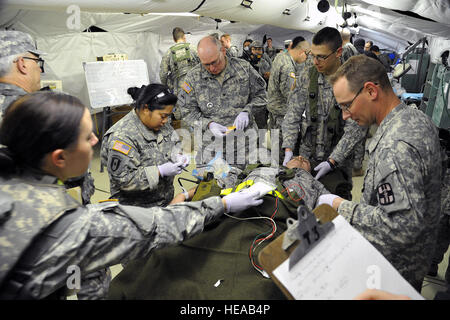 Soldaten der US-Armee mit dem 328. Combat Support Hospital behandeln verwundete US Air Force Staff Sgt David Barrett, 439th Kommunikation Geschwader in der Notaufnahme nach einem simulierten indirektes Feuer-Angriff auf die Mobile Aeromedical Evakuierung Inszenierung Anlage im Joint Readiness Training Center, Fort Polk, Louisiana, 23. Februar 2013. Service-Mitglieder am JRTC 13 / 04 sind in Bekämpfung Patientenversorgung und aeromedical Evakuierung in einer simulierten Kampf Umgebung ausgebildet.  Techn. Sgt. Francisco V. Govea II / veröffentlicht) Stockfoto