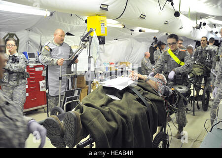 US Armee Sgt. Vail Terrance, Radiologie Feldwebel, 328. Combat Support Hospital, nimmt Röntgenstrahlen der US Air Force Staff Sgt David Barrett, 439th Kommunikation Geschwader in der Notaufnahme nach einem simulierten indirektes Feuer-Angriff auf die Mobile Aeromedical Evakuierung Inszenierung Anlage im Joint Readiness Training Center, Fort Polk, Louisiana, 23. Februar 2013. Service-Mitglieder am JRTC 13 / 04 sind in Bekämpfung Patientenversorgung und aeromedical Evakuierung in einer simulierten Kampf Umgebung ausgebildet.  Techn. Sgt. Francisco V. Govea II / veröffentlicht) Stockfoto