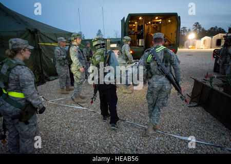 US Army medizinisches Personal darauf vorbereiten, einen simulierten verletzten Flieger in einen Krankenwagen an Joint Readiness Training Center (JRTC), Fort Polk, Louisiana, 23. Februar 2013 laden. Service-Mitglieder am JRTC 13 / 04 sind in Bekämpfung Patientenversorgung und aeromedical Evakuierung in einer simulierten Kampf Umgebung ausgebildet.  Techn. Sgt John R. Nimmo, Sr. /) DIGITAL Stockfoto