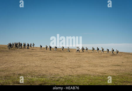 US Air Force aeromedical Personal Rallye nach einem Motorlauf Offload an Geronimo landing Zone während einer Feld-Übung am Joint Readiness Training Center (JRTC), Fort Polk, Louisiana, 16. Januar 2014. Service-Mitglieder am JRTC 14-03 sind in Bekämpfung Patientenversorgung und aeromedical Evakuierung in einer simulierten Kampf Umgebung ausgebildet.  Master Sergeant John R. Nimmo, Sr. /) Stockfoto