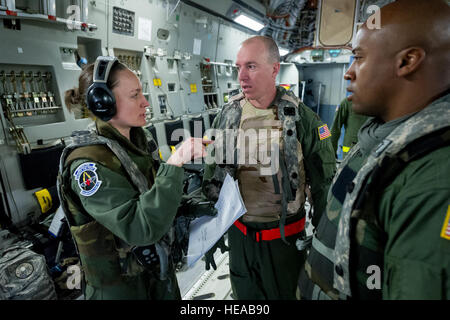 US Air Force Captain Kristin McGrath, Flug-Krankenschwester, spricht mit den Teammitgliedern Generalmajor Carl Impastato, Flug-Krankenschwester und Staff Sgt Juliann Williams, flugmedizinischen Dienst Geselle, alle aus der 43. Aeromedical Evakuierung-Geschwader, Papst Army Airfield, N.C., am Joint Readiness Training Center (JRTC), Fort Polk, Louisiana, 17. Januar 2014. Service-Mitglieder am JRTC 14-03 sind in Bekämpfung Patientenversorgung und aeromedical Evakuierung in einer simulierten Kampf Umgebung ausgebildet.  Master Sergeant John R. Nimmo, Sr. /) Stockfoto