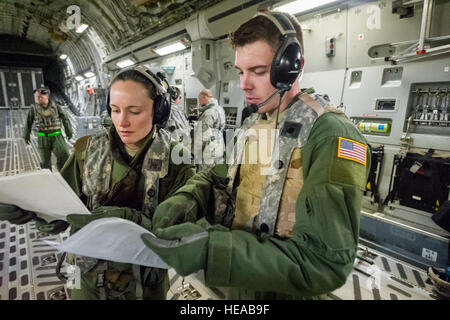 US Air Force Captain Kristin McGrath, Flug-Krankenschwester und Staff Sgt Matthew McDowell flugmedizinischen Dienst gesellen, beide aus der 43. Aeromedical Evakuierung-Geschwader, Papst Army Airfield, N.C., überprüfen Sie geduldige Notizen an Bord einer c-17 Globemaster III am Joint Readiness Training Center (JRTC), Fort Polk, Louisiana, 17. Januar 2014. Service-Mitglieder am JRTC 14-03 sind in Bekämpfung Patientenversorgung und aeromedical Evakuierung in einer simulierten Kampf Umgebung ausgebildet.  Master Sergeant John R. Nimmo, Sr. /) Stockfoto