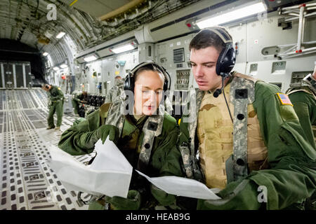 US Air Force Captain Kristin McGrath, Flug-Krankenschwester und Staff Sgt Matthew McDowell flugmedizinischen Dienst gesellen, beide aus der 43. Aeromedical Evakuierung-Geschwader, Papst Army Airfield, N.C., überprüfen Sie geduldige Notizen an Bord einer c-17 Globemaster III am Joint Readiness Training Center (JRTC), Fort Polk, Louisiana, 17. Januar 2014. Service-Mitglieder am JRTC 14-03 sind in Bekämpfung Patientenversorgung und aeromedical Evakuierung in einer simulierten Kampf Umgebung ausgebildet.  Master Sergeant John R. Nimmo, Sr. /) Stockfoto