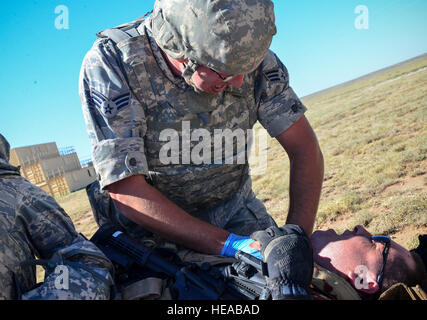 Ein Sanitäter von Holloman Air Force Base, N.M. überprüft die Eingeweide eines simulierten Patienten 17. September 2015 in Melrose Air Force Range, N.M. 21 Mannschaften der Elite Sanitäter aus 22 Anlagen in der Air Force auf Kanone für vier Tage des Wettbewerbs für innovative, hoch-Oktan Sept. 16-19 einberufen. Während das Rodeo mussten Teams ihre lebensrettende Mission unter den kritischen Augen der kompetente Gutachter, zeigen präzise Technik und effektive Umsetzung auszuführen. Stockfoto