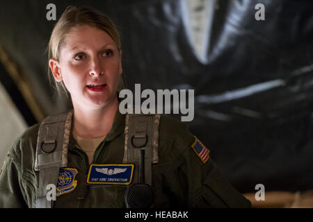 Beobachter/Controller, Trainer team-Mitglied, US Air Force Staff Sgt Anne Engebretson aeromedical Evakuierung Techniker und Ausbilder, 375-jährigen Aeromedical Evakuierung-Geschwader, Scott AFB, Ill., spricht mit Crew-Mitglieder von der 43. Aeromedical Evakuierung-Geschwader, Papst Army Airfield, N.C., bei einem preflight Briefing am Joint Readiness Training Center (JRTC), Fort Polk, Louisiana, 17. Januar 2014. Service-Mitglieder am JRTC 14-03 sind in Bekämpfung Patientenversorgung und aeromedical Evakuierung in einer simulierten Kampf Umgebung ausgebildet.  Master Sergeant John R. Nimmo, Sr. /) Stockfoto