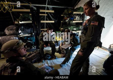 Beobachter/Controller, Trainer team-Mitglied, US Air Force Staff Sgt Anne Engebretson aeromedical Evakuierung Techniker und Ausbilder, 375-jährigen Aeromedical Evakuierung-Geschwader, Scott AFB, Ill., spricht mit Crew-Mitglieder von der 43. Aeromedical Evakuierung-Geschwader, Papst Army Airfield, N.C., bei einem preflight Briefing am Joint Readiness Training Center (JRTC), Fort Polk, Louisiana, 17. Januar 2014. Service-Mitglieder am JRTC 14-03 sind in Bekämpfung Patientenversorgung und aeromedical Evakuierung in einer simulierten Kampf Umgebung ausgebildet.  Master Sergeant John R. Nimmo, Sr. /) Stockfoto