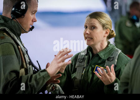 US Air Force major Corey Norton, Flug-Krankenschwester, 43. Aeromedical Evakuierung-Geschwader, Papst Army Airfield, N.C., und US Air Force Staff Sgt Anne Engebretson aeromedical Evakuierung Techniker und Lehrer, 375-jährigen Aeromedical Evakuierung-Geschwader, Scott AFB, Ill., diskutieren aeromedical Evakuierungsverfahren während während des Fluges an Bord einer c-17 Globemaster III am Joint Readiness Training Center (JRTC), Fort Polk, Louisiana, 17. Januar 2014. Service-Mitglieder am JRTC 14-03 sind in Bekämpfung Patientenversorgung und aeromedical Evakuierung in einer simulierten Kampf Umgebung ausgebildet.  Master Sergeant John R. Nimmo, Sr. /) Stockfoto