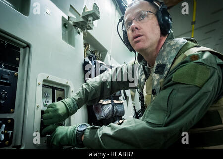 US Air Force major Corey Norton, Flug Krankenschwester, 43. Aeromedical Evakuierung-Geschwader, Papst Army Airfield, N.C., verbindet eine Stromleitung während während des Fluges an Bord einer c-17 Globemaster III am Joint Readiness Training Center (JRTC), Fort Polk, Louisiana, 17. Januar 2014. Service-Mitglieder am JRTC 14-03 sind in Bekämpfung Patientenversorgung und aeromedical Evakuierung in einer simulierten Kampf Umgebung ausgebildet.  Master Sergeant John R. Nimmo, Sr. /) Stockfoto