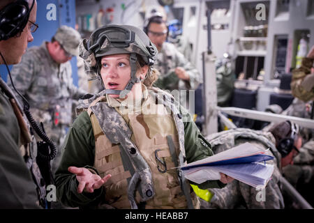 Diskutieren Sie US Air Force Captain Danielle Cooper und Generalmajor Corey Norton, beide Krankenschwestern Flug mit der 43. Aeromedical Evakuierung-Geschwader, Papst Army Airfield, N.C., Geräte an Bord einer c-17 Globemaster III am Joint Readiness Training Center (JRTC), Fort Polk, Louisiana, 17. Januar 2014 eingerichtet. Service-Mitglieder am JRTC 14-03 sind in Bekämpfung Patientenversorgung und aeromedical Evakuierung in einer simulierten Kampf Umgebung ausgebildet.  Master Sergeant John R. Nimmo, Sr. /) Stockfoto