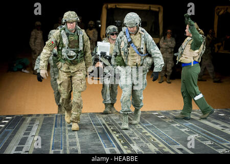 US Air Force Captain Danielle Cooper, Krankenschwester, 43. Aeromedical Evakuierung-Geschwader, Papst Army Airfield, N.C., Signale Flug einen Halt zum Träger Wurf, wie ein Patient an Bord einer c-17 Globemaster III am Joint Readiness Training Center (JRTC), Fort Polk, Louisiana, 17. Januar 2014 durchgeführt wird. Service-Mitglieder am JRTC 14-03 sind in Bekämpfung Patientenversorgung und aeromedical Evakuierung in einer simulierten Kampf Umgebung ausgebildet.  Master Sergeant John R. Nimmo, Sr. /) Stockfoto