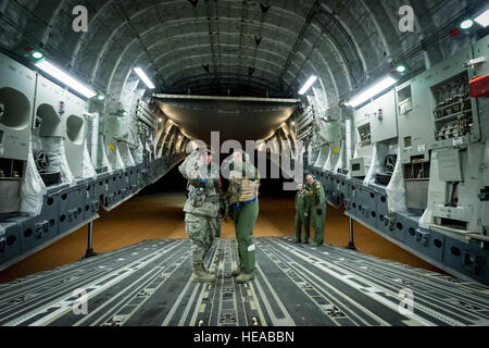 US Air Force Captain Danielle Cooper, Flug US Air Force major Kimberly Polston, Flug-Krankenschwester, Krankenschwester und 43. Aeromedical Evakuierung-Geschwader, Papst Army Airfield, N.C., 88. stationäre Operations Squadron, Wright-Patterson Air Force Base, OH., Patienten Setup und Konfiguration an Bord einer c-17 Globemaster III am Joint Readiness Training Center (JRTC), Fort Polk, Louisiana, 17. Januar 2014 zu diskutieren. Service-Mitglieder am JRTC 14-03 sind in Bekämpfung Patientenversorgung und aeromedical Evakuierung in einer simulierten Kampf Umgebung ausgebildet.  Master Sergeant John R. Nimmo, Sr. /) Stockfoto