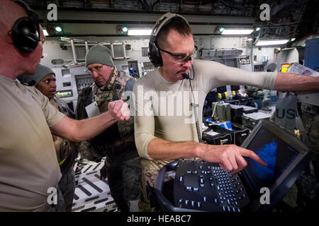Tactical kritische Pflege expeditionary Team – verbesserte (TCCET-E) Team-Mitglied, US Air Force Oberstleutnant Gerald Fortuna, Trauma Chirurg, 86. Medical Group, Ramstein Air Base, Deutschland, Punkte auf eine Feststellung in eine Ultraschalluntersuchung Vorräte medizinische Versorgung am Joint Readiness Training Center (JRTC), Fort Polk, Louisiana, 17. Januar 2014. Service-Mitglieder am JRTC 14-03 sind in Bekämpfung Patientenversorgung und aeromedical Evakuierung in einer simulierten Kampf Umgebung ausgebildet.  Master Sergeant John R. Nimmo, Sr. /) Stockfoto
