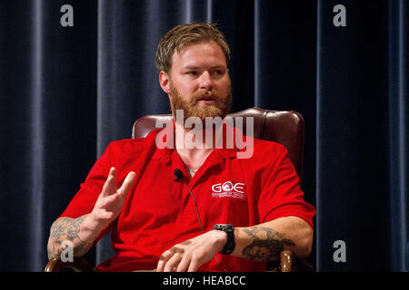 Technical Sergeant Zachary Rhyner, USAF, gibt ein Interview während Gathering of Eagles in Holz Auditorium am Air Command and Staff College auf der Maxwell Air Force Base, Alabama TSgt Rhyner erhielt das Air Force Cross für Aktionen am 6. April 2008, während seiner Tätigkeit als gemeinsame Terminal Angriff Controller. Sein Angriff Kraft abgestoßen 200 + feindliche Kämpfer in Nuristan Provinz, Afghanistan, mit dann-Senior Airman Rhyner Berufung in mehr als 50 Luftangriffe und Steuerung 12 Kampfflugzeuge während einer sechsstündigen Feuergefecht. Seine Handlungen verhindert zweimal sein Team überrannt und führte zu das Überleben von 100 + Afghan Stockfoto