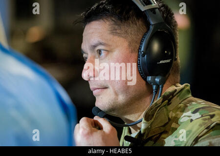 Taktische Intensivpflege expeditionary Team – erweitert (TCCET-E) Team-Mitglied, Captain Richard Rogers, Krankenschwester Anästhesisten, 86. Medical Group, Ramstein Air Base, Deutschland, bereitet Naht Thread während während des Fluges an Bord einer c-17 Globemaster III am Joint Readiness Training Center (JRTC), Fort Polk, Louisiana, 17. Januar 2014. Service-Mitglieder am JRTC 14-03 sind in Bekämpfung Patientenversorgung und aeromedical Evakuierung in einer simulierten Kampf Umgebung ausgebildet.  Master Sergeant John R. Nimmo, Sr. /) Stockfoto