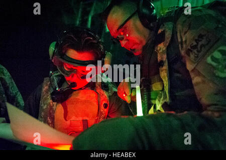 US Air Force Captain Danielle Cooper, Flug-Krankenschwester, 43. Aeromedical Evakuierung-Geschwader, Papst Army Airfield, N.C., und US Air Force Oberstleutnant Gerald Fortuna, Unfallchirurgie, 86. Medical Group, Ramstein Air Base, Deutschland, überprüfen Sie ein Patient Manifest Landing Zone Geronimo am Joint Readiness Training Center (JRTC), Fort Polk, Louisiana, 18. Januar 2014. Service-Mitglieder am JRTC 14-03 sind in Bekämpfung Patientenversorgung und aeromedical Evakuierung in einer simulierten Kampf Umgebung ausgebildet.  Master Sergeant John R. Nimmo, Sr. /) Stockfoto