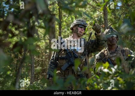 Marines diskutieren ihre Extrakt im Rahmen einer taktischen Wiederherstellungs von Flugzeugen und Schulung des Personals trainieren Sie im Camp Lejeune, North Carolina, 21. September 2016. Marines mit Charlie Kompanie, 1. Bataillon, 2. Marine Regiment, 2. Marine-Division führte das Training zur Vorbereitung ihrer Falle Kraft Rolle während der kommenden Special-Purpose Marine Air Ground Task Force, Krise Antwort-Afrika Bereitstellung.  Lance CPL Victoria Ross) Stockfoto