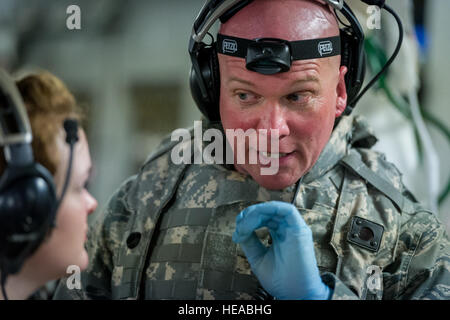 U.S. Air Force Lt. Col Richard Degrosa (rechts), Notaufnahme Arzt, 86. Medical Group, Ramstein Air Base, Deutschland, Gespräche mit Senior Airman Nichole Kilinc, flugmedizinischen Dienst Geselle, 43. Aeromedical Evakuierung-Geschwader, Papst Army Air Field NC, und sorgte für einen simulierten Patienten an Bord einer c-17 Globemaster III am Joint Readiness Training Center (JRTC), Fort Polk, Louisiana, 18. Januar 2014. Service-Mitglieder am JRTC 14-03 sind in Bekämpfung Patientenversorgung und aeromedical Evakuierung in einer simulierten Kampf Umgebung ausgebildet.  Master Sergeant John R. Nimmo, Sr. /) Stockfoto