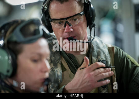 Diskutieren Sie US Air Force major Corey Norton (rechts) und Captain Danielle Cooper, beide Krankenschwestern Flug mit der 43. Aeromedical Evakuierung-Geschwader, Papst Army Airfield, N.C., Patientenversorgung während während des Fluges an Bord einer c-17 Globemaster III am Joint Readiness Training Center (JRTC), Fort Polk, Louisiana, 18. Januar 2014. Service-Mitglieder am JRTC 14-03 sind in Bekämpfung Patientenversorgung und aeromedical Evakuierung in einer simulierten Kampf Umgebung ausgebildet.  Master Sergeant John R. Nimmo, Sr. /) Stockfoto