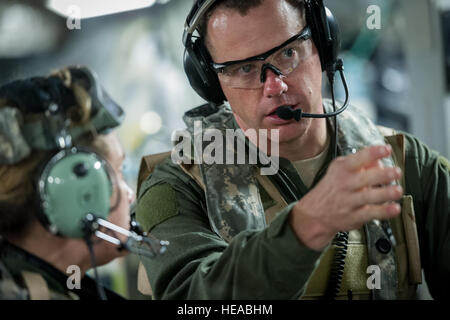 Diskutieren Sie US Air Force major Corey Norton (rechts) und Captain Danielle Cooper, beide Krankenschwestern Flug mit der 43. Aeromedical Evakuierung-Geschwader, Papst Army Airfield, N.C., Patientenversorgung während während des Fluges an Bord einer c-17 Globemaster III am Joint Readiness Training Center (JRTC), Fort Polk, Louisiana, 18. Januar 2014. Service-Mitglieder am JRTC 14-03 sind in Bekämpfung Patientenversorgung und aeromedical Evakuierung in einer simulierten Kampf Umgebung ausgebildet.  Master Sergeant John R. Nimmo, Sr. /) Stockfoto