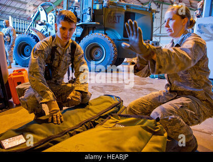 US Air Force Senior Airman Christopher Basham (links), leitet flugmedizinischen Dienst Geselle, vom 34. Aeromedical Evakuierung-Geschwader, Peterson Air Force Base, Colorado und Staff Sgt Bretagne Weizen, flugmedizinischen Dienst Geselle, vom 86th Aeromedical Evakuierung-Geschwader, Ramstein Air Base, Deutschland, eine Inventur während eines Feld-Trainings an der gemeinsamen Readiness Training Center (JRTC), Alexandria, Louisiana, 12. März 2014. Service-Mitglieder am JRTC 14-05 sind in Bekämpfung Patientenversorgung und aeromedical Evakuierung in einer simulierten Kampf Umgebung ausgebildet.  Staff Sgt Joseph Araiza Stockfoto