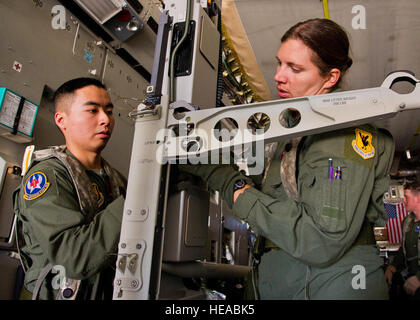 Bauen Sie US Air Force Senior Airman Wilson Tsao, flugmedizinischen Dienst Geselle und Capt Noelle Deruiter, Flug-Krankenschwester, sowohl vom 18. Aeromedical Evakuierung-Geschwader, Kadena Air Base, Okinawa, Japan, eine Stele auf einem c-17 Globemaster III während einer Feld-Übung bei der gemeinsamen Readiness Training Center (JRTC), Alexandria, Louisiana, 13. März 2014. Service-Mitglieder am JRTC 14-05 sind in Bekämpfung Patientenversorgung und aeromedical Evakuierung in einer simulierten Kampf Umgebung ausgebildet.  Staff Sgt Joseph Araiza Alexandria, Louisiana, 13. März 2014. Service-Mitglieder am JRTC 14-05 sind im Kampf gegen Patientenversorgung ausgebildet. Stockfoto