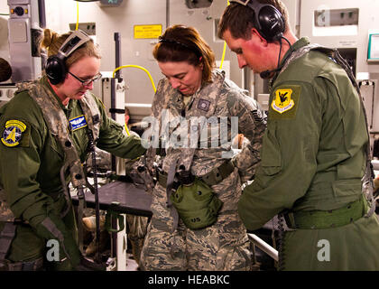 US Air Force Staff Sgt Erin Smith (links), flugmedizinischen Dienst Geselle aus der 34. Aeromedical Evakuierung-Geschwader, Peterson Air Force Base, Colorado, und Senior Airman Zachary Freeman (rechts), flugmedizinischen Dienst Geselle aus der 18. Aeromedical Evakuierung-Geschwader, helfen Schauspielpatienten techn. Sgt Kristine Mayfield, Sanitätsdienst Handwerker aus der 81. Medical Group, MacDill Air Force Base, Frl., nach unten aus einem Wurf während einer Feld-Übung am Joint Readiness Training Center (JRTC) , Alexandria, Louisiana, 13. März 2014. Service-Mitglieder am JRTC 14-05 sind im Kampf gegen Videoprüfung ausgebildet. Stockfoto