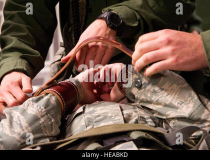 US Air Force medizinisches Personal sichern einen simulierten Patienten während einer Feld-Übung bei der gemeinsamen Readiness Training Center (JRTC), Alexandria, Louisiana, 13. März 2014. Service-Mitglieder am JRTC 14-05 sind in Bekämpfung Patientenversorgung und aeromedical Evakuierung in einer simulierten Kampf Umgebung ausgebildet.  Staff Sgt Joseph Araiza Stockfoto