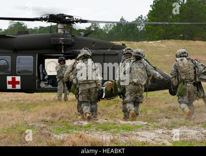 US-Armeesoldaten bereiten einen simulierten Patienten auf einem UH-60 Black Hawk Hubschrauber während einer Feld-Übung bei der gemeinsamen Readiness Training Center (JRTC), Fort Polk, Louisiana, 15. März 2014 zu laden. Service-Mitglieder am JRTC 14-05 sind in Bekämpfung Patientenversorgung und aeromedical Evakuierung in einer simulierten Kampf Umgebung ausgebildet.  Staff Sgt Joseph Araiza Stockfoto