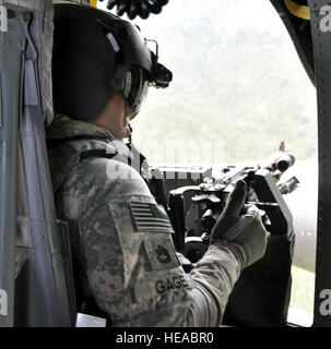 US Armee Sgt. 1. Klasse Steven Gage, 1-228. Aviation Regiment, bereitet sich auf eine M240-Maschinengewehr aus einem UH-60 Black Hawk Hubschrauber Feuer während Antenne Gunnery Ausbildung, 15. November 2013. Mitglieder des 1-228. führen aerial Gunnery training regelmäßig um Währungs- und Kenntnisse über das Waffensystem zu erhalten.  Capt Zach Anderson) Stockfoto