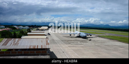 Crew-Mitglieder von einer c-5 Galaxy von Westover Air Reserve Base, Mass., bereiten Sie sich entladen ihre Fracht Spendengüter auf Soto Cano Air Base, Honduras, 11. Oktober 2014.  Die Fracht transportieren Flugzeuge geliefert über 6.000 Pfund für humanitäre Hilfe und Versorgung, die honduranische Bürgerinnen und Bürgern in Not durch Denton Programm gespendet wurden.  Das Denton-Programm ermöglicht privaten US-Bürger und Organisationen, verfügbaren Speicherplatz auf US militärische Frachtflugzeuge zu verwenden, um humanitäre Transporte zugelassenen Ländern in Not.  Techn. Sgt. Heather Redman) Stockfoto