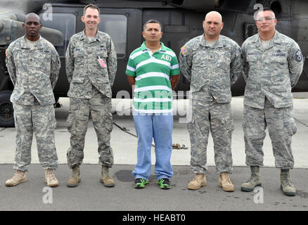 US Army Staff Sgt Willie Price, US Air Force Captain Allen Bear, Jose Adalberto Mejia, US Army Staff Sgt John Fowler und US Air Force Master Sgt. Michael Batres wurden für ihre Handlungen in der Unterstützung bei der Szene von einem Fahrzeug Unfall, Soto Cano Air Base, Honduras, 16. Dezember 2013 anerkannt. Am Abend des 11. Dezember 2013, fuhr Adalberto Mejia ein Taxi mit den vier Service-Mitglieder Reiten wie Passagiere bei die Männern erlebt ein Fahrzeug fällt auf, dass einer Kuh auf die Straße gewandert war. Das Fahrzeug auf den Kopf gekippt und in einem Graben zur Ruhe kam. Die fünf Männer kamen zur Hilfe des Laufwerks Stockfoto