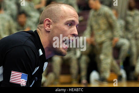 Garrett Hartley, der brasilianischen Jiu-Jitsu-Trainer der Combatives Academy in Fort Wainwright, Alaska, schreit Ermutigung, ein Soldat, wie sie am ersten Tag des Turniers 2015 USARAK Combatives Buckner körperliche Fitness Center auf gemeinsamer Basis Elmendorf-Richardson, Alaska, Donnerstag, 4. Juni 2015 konkurriert.  Weniger erfahrene Kämpfer konkurrieren in Grundregeln Kämpfe Donnerstag, während fortgeschrittene Kämpfer Freitag kämpfen werden. Combatives oder Nahkampf, ist ähnlich wie mixed Martial-Arts Kämpfe und ermöglicht die Verwendung von sowohl auffällig und grappling Techniken, beide stehen und auf dem g Stockfoto