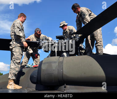 Mitglieder der gemeinsamen Task Force-Bravo abgestürzten Flugzeug Recovery Team bereiten einen UH-60 Hubschrauber für Slingloading während ein Personal und abgestürzten Flugzeugen Erholung Übung in Honduras, 4. Februar 2014. Der Zweck der Übung war, die Einheit Fähigkeit, sofort eine Personal-Erholung im Falle ein abgestürztes Flugzeug unterstützen zu validieren.  Capt Zach Anderson) Stockfoto