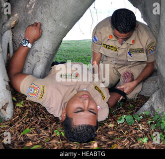 Honduranischer Feuerwehrmann kümmert sich um ein "Opfer" im Rahmen einer basic Life Support-Klasse auf Soto Cano Air Base, Honduras, 23. Oktober 2013 durchgeführt. Mitglieder der gemeinsamen Task Force-Bravo medizinische Element (MEDEL) ausgebildet 19 lokale Feuerwehrleute in grundlegenden Lebenskompetenzen Unterstützung.  Capt Zach Anderson) Stockfoto